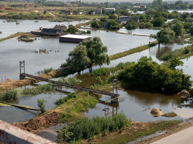 Überschwemmungen in der Region Cherson nach der Zerstörung des Kachowka-Staudamms. Das Foto zeigt eine Luftaufnahme. Häuser und Straßen stehen unter Wasser.