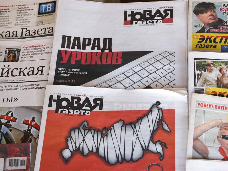 Die "Nowaja Gaseta" und andere Zeitungen liegen an einem Kiosk im russischen Sotschi aus. 