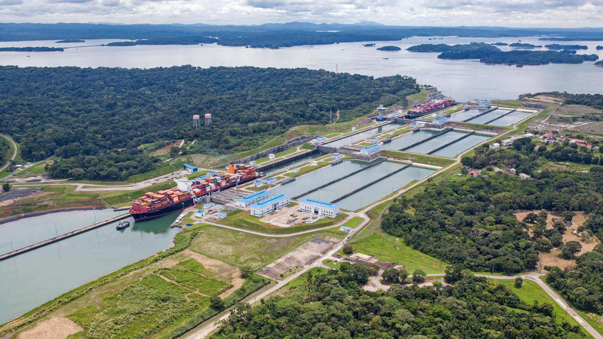 Luftaufnahme von zwei Neo-Panamax Containerschiffen beim Überqueren der dritten Schleuse auf der Pazifikseite des Panamakanals Luftaufnahme von zwei Neo-Panamax Containerschiffen beim Überqueren der dritten Schleuse auf der Pazifikseite des Panamakanals