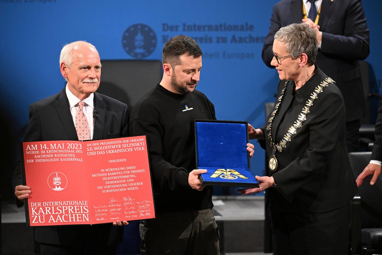 Verleihung des Internationalen Karlspreises in Aachen: Der ukrainische Präsident Wolodymyr Selenskyj (M.) erhält die Medaille aus den Händen von Aachens Oberbürgermeisterin Sibylle Keupen (r.).