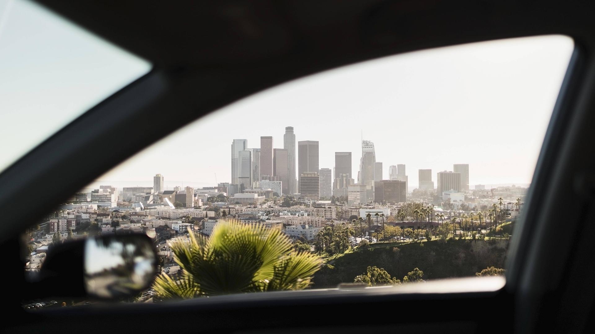 Aussicht aus einem fahrenden Auto mit dem Rückspiegel im Vordergrund. Aussicht aus einem fahrenden Auto mit dem Rückspiegel im Vordergrund.