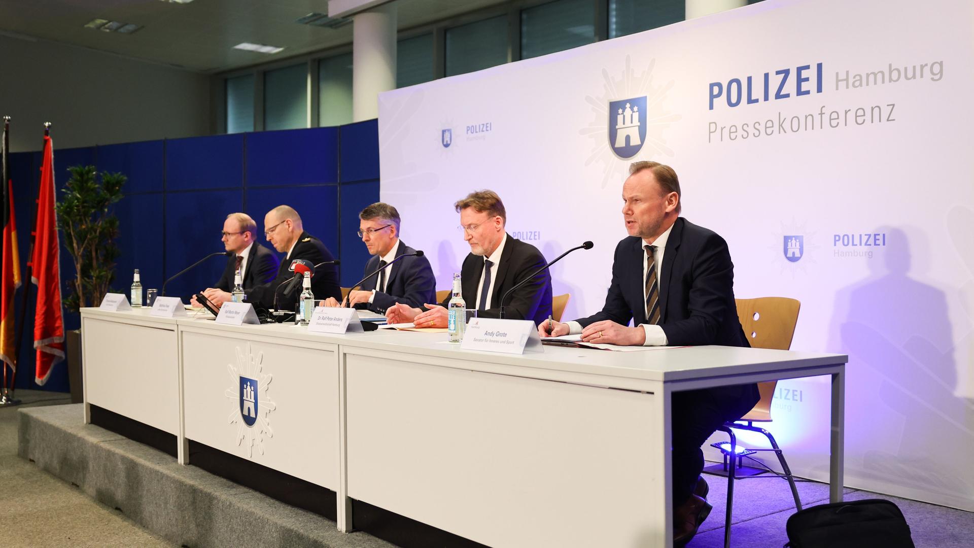 Nach dem Amoklauf in Hamburg hat die Polizei den aktuellen Ermittlungsstand bekannt gegeben. Nach dem Amoklauf in Hamburg hat die Polizei den aktuellen Ermittlungsstand bekannt gegeben.