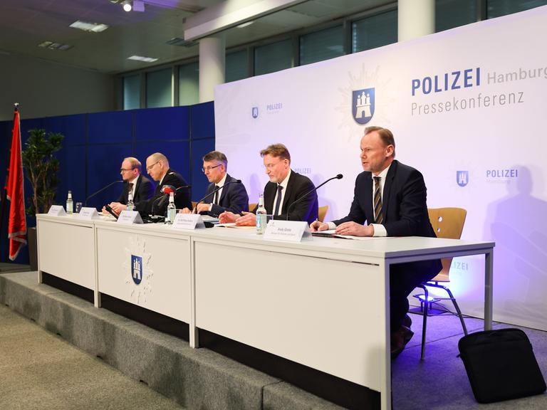 Nach dem Amoklauf in Hamburg hat die Polizei den aktuellen Ermittlungsstand bekannt gegeben. 
