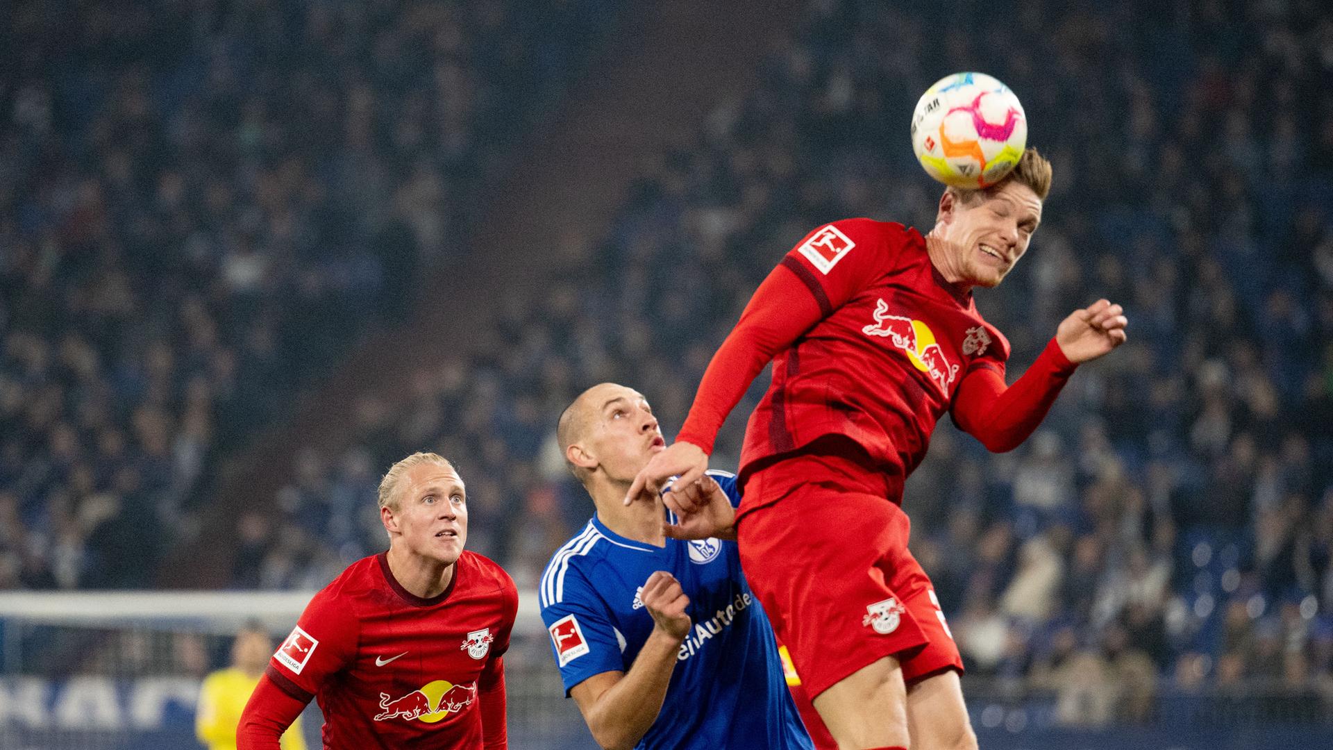 Fußball-Bundesliga: Szene aus dem Spiel Schalke gegen Leipzig. Schalkes Michael Frey und Marcel Halstenberg von Leipzig versuchen an den Ball zu kommen. Fußball-Bundesliga: Szene aus dem Spiel Schalke gegen Leipzig. Schalkes Michael Frey und Marcel Halstenberg von Leipzig versuchen an den Ball zu kommen.