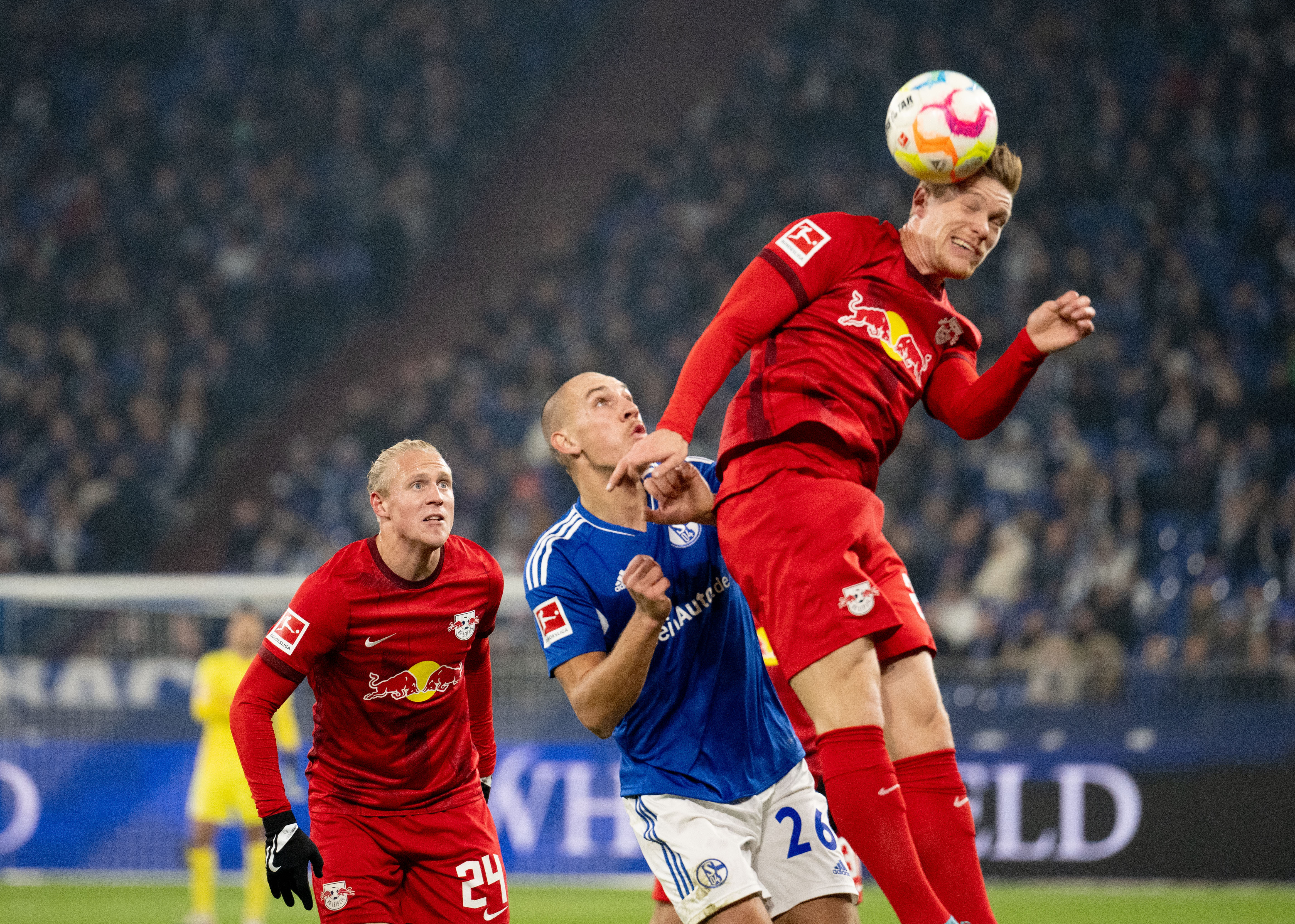 Bundesliga - Schalke unterliegt Leipzig 1:6; Bayern München - Köln 1:1