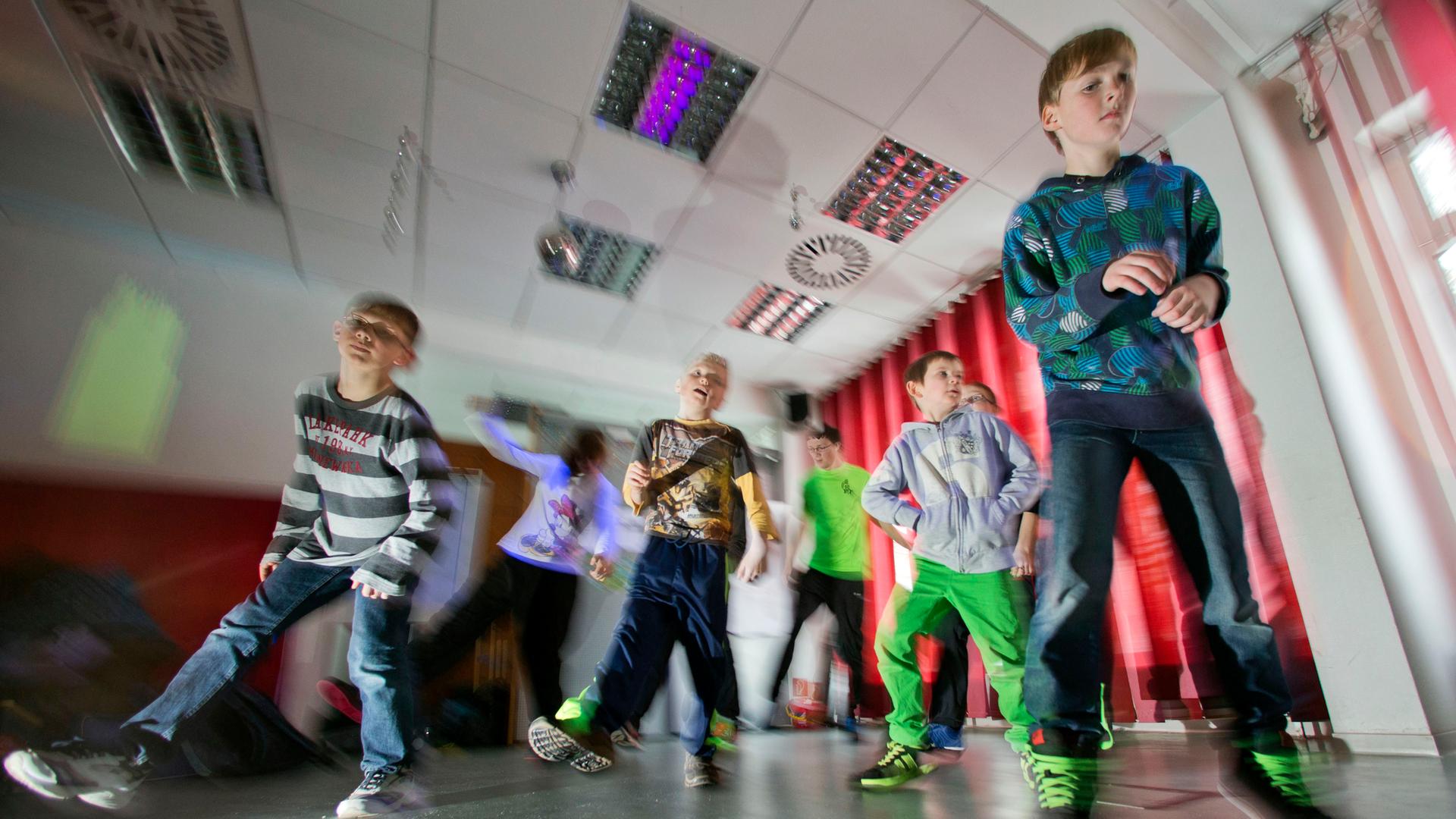 Kinder in den Räumen des Vereins "Power for Kids" im Plattenbau-Wohngebiet Neu Zippendorf in Schwerin Kinder in den Räumen des Vereins "Power for Kids" im Plattenbau-Wohngebiet Neu Zippendorf in Schwerin