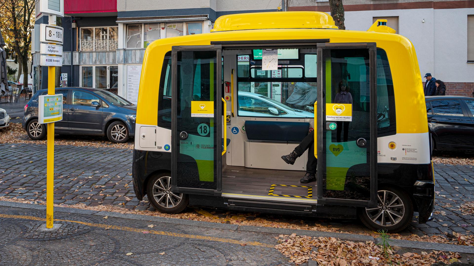 Ein autonomer Testbus der Berliner Verkehrsbetriebe mit geöffneter Tür an einer Haltestelle. Ein autonomer Testbus der Berliner Verkehrsbetriebe mit geöffneter Tür an einer Haltestelle.