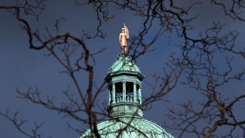 Die vergoldete Statue von Captain George Vancouver steht auf dem Parlamentsgebäude von Victoria, Hauptstadt der kanadischen Provinz British Columbia im Süden von Vancouver Island