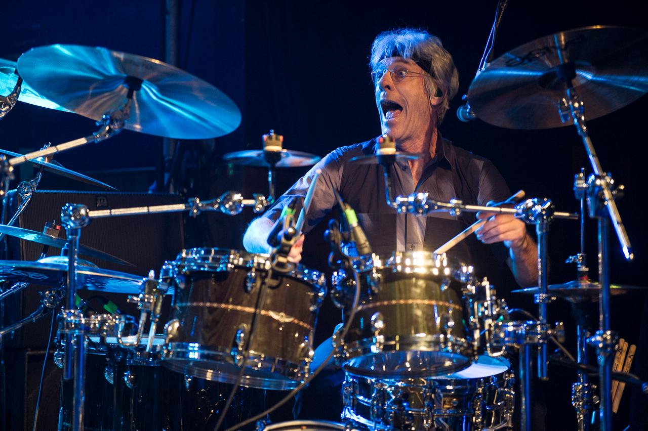 Police-Schlagzeuger Stewart Copeland hinter seinem Schlagzeug auf der Bühne Police-Schlagzeuger Stewart Copeland hinter seinem Schlagzeug auf der Bühne