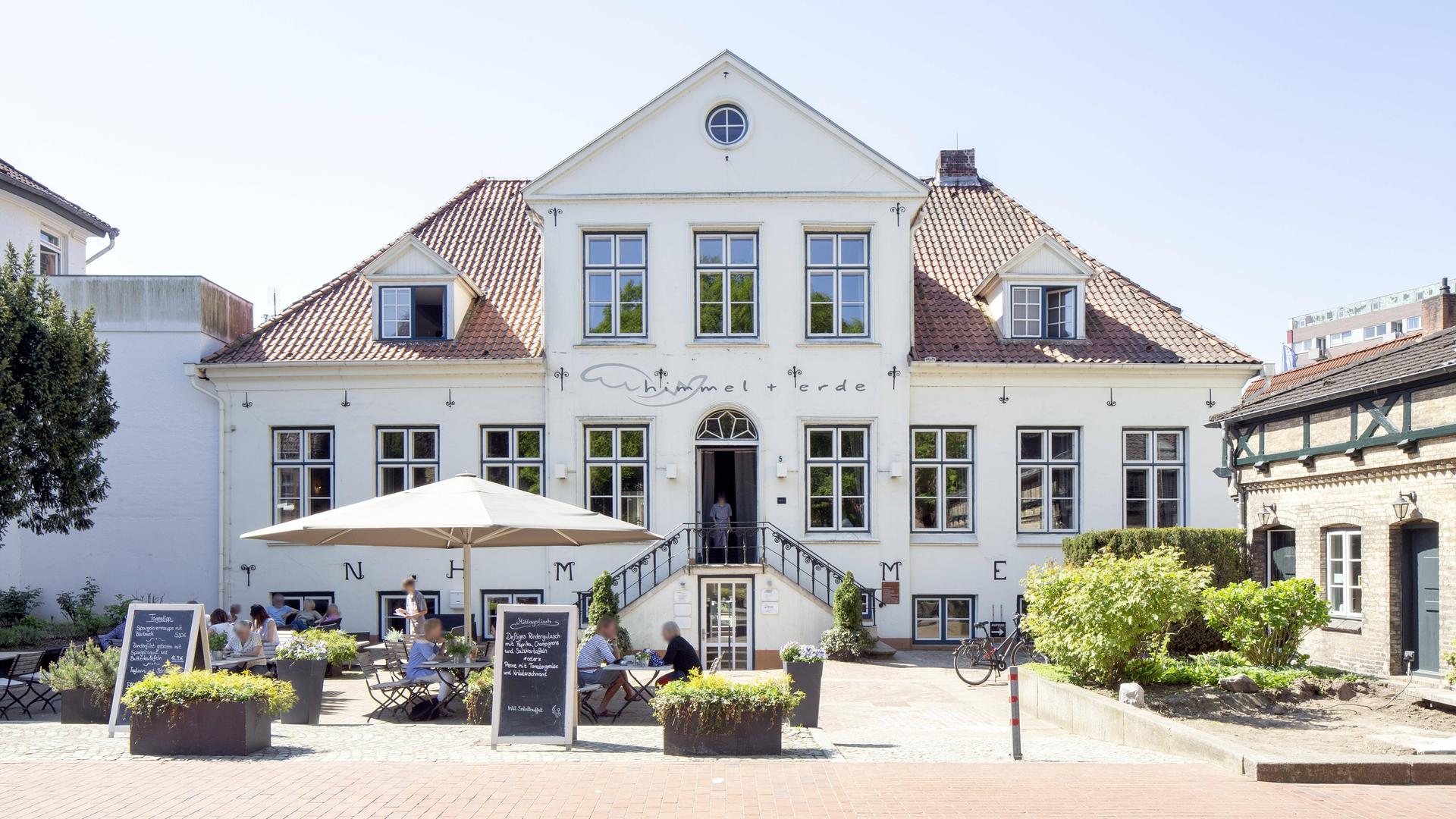 Ein historisches Stadtpalais erhebt sich vor blauem Himmel. Ein historisches Stadtpalais erhebt sich vor blauem Himmel.