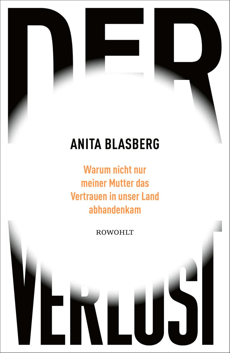 Das Cover des Buches "Der Verlust" von Anita Blasberg. Der Titel steht in Großbuchstaben auf weißem Grund, in der Mitte ist eine Art kreisförmiger Lichtpunkt zu sehen, als wäre das Cover an der Stelle überbelichtet worden. Darin stehen der Name der Autorin und der Zusatz: "Warum nicht nur meiner Mutter das Vertrauen in unser Land abhandenkam". Das Cover des Buches "Der Verlust" von Anita Blasberg. Der Titel steht in Großbuchstaben auf weißem Grund, in der Mitte ist eine Art kreisförmiger Lichtpunkt zu sehen, als wäre das Cover an der Stelle überbelichtet worden. Darin stehen der Name der Autorin und der Zusatz: "Warum nicht nur meiner Mutter das Vertrauen in unser Land abhandenkam".