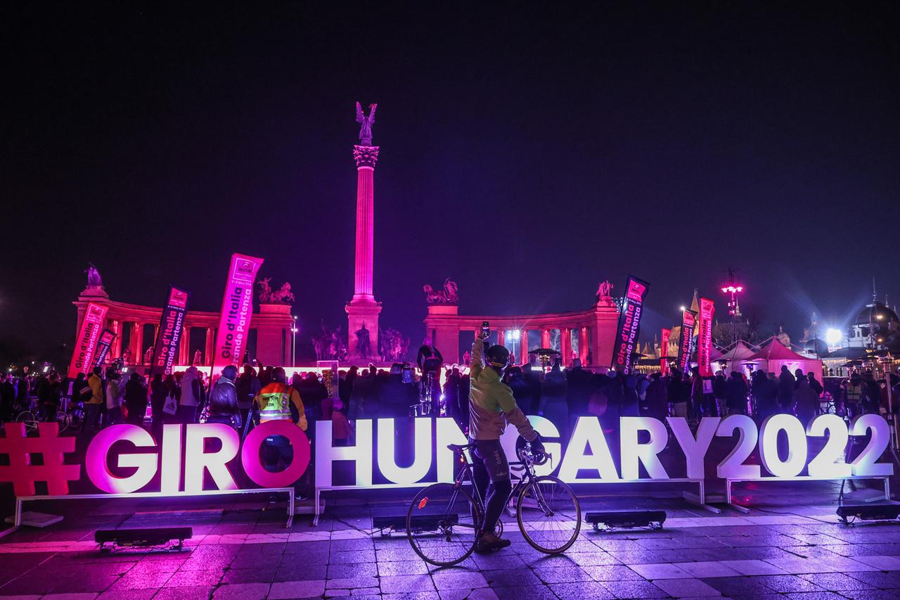 The 105th edition of the Giro d'Italia kicks off in Hungary. The tour was originally supposed to start in the Hungarian capital as early as 2020, but due to the corona pandemic, the Grand Departure had to be canceled at that time. The 105th edition of the Giro d'Italia kicks off in Hungary. The tour was originally supposed to start in the Hungarian capital as early as 2020, but due to the corona pandemic, the Grand Departure had to be canceled at that time.