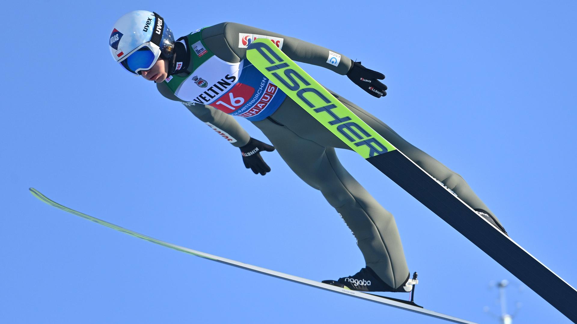 Kamil Stoch fliegt vor dem blauen Himmel vorbei. Kamil Stoch fliegt vor dem blauen Himmel vorbei.