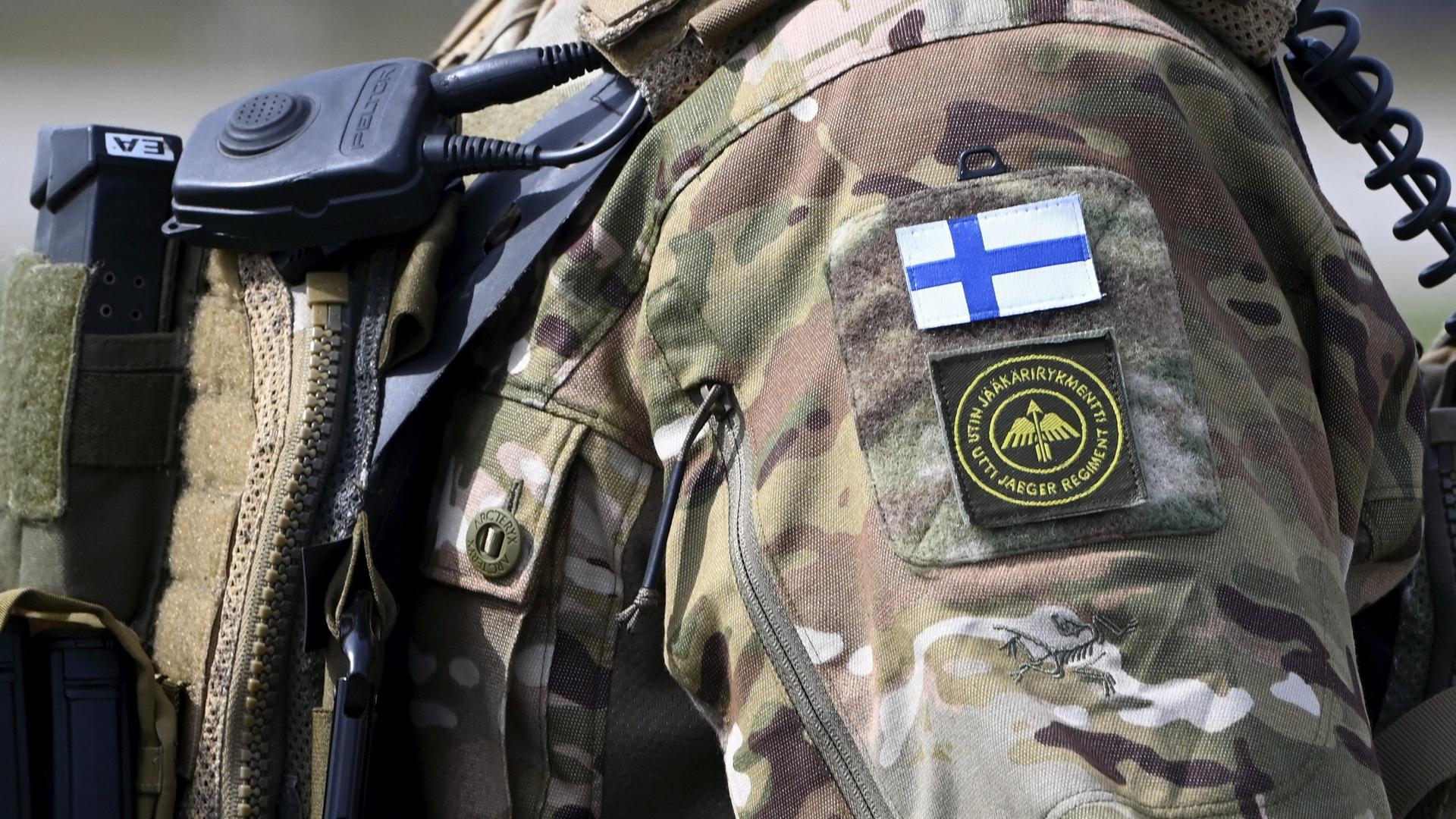 Ein finnischer Soldat hält ein Maschinengewehr