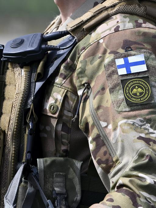 Ein finnischer Soldat hält ein Maschinengewehr