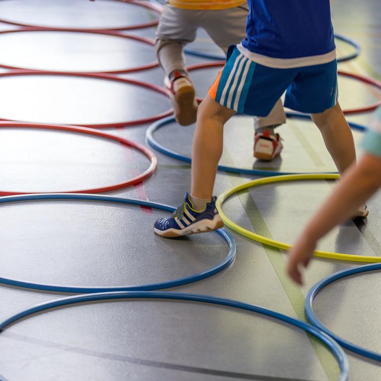 Kinder beim Sport in einer Turnhalle in Lachen im Kanton Schwyz (Schweiz) Kinder beim Sport in einer Turnhalle in Lachen im Kanton Schwyz (Schweiz)