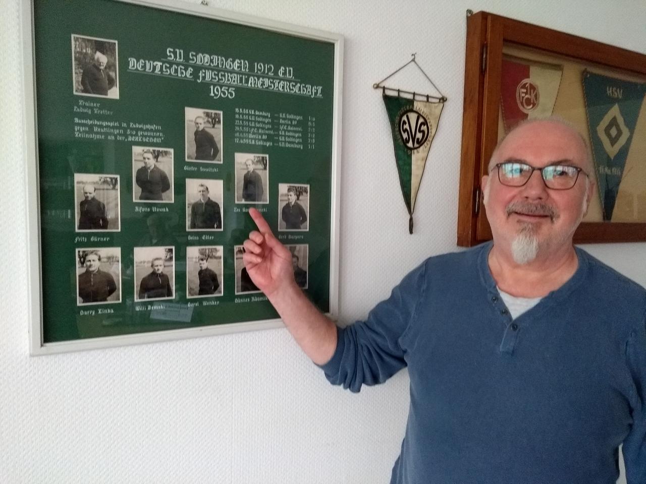 Peter Konopczinski zeigt im Vereinsheim des SV Sodingen auf ein Foto seines Vaters.