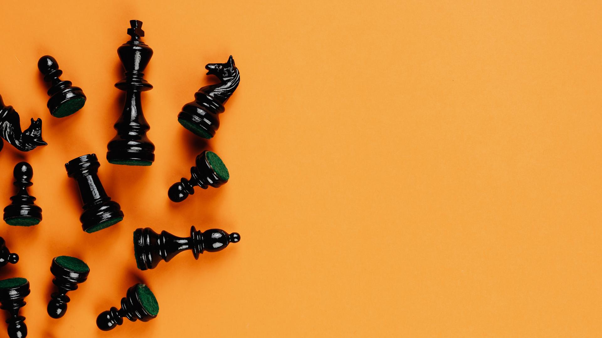 Schwarze Schachfiguren auf einem gelben Untergrund. Schwarze Schachfiguren auf einem gelben Untergrund.
