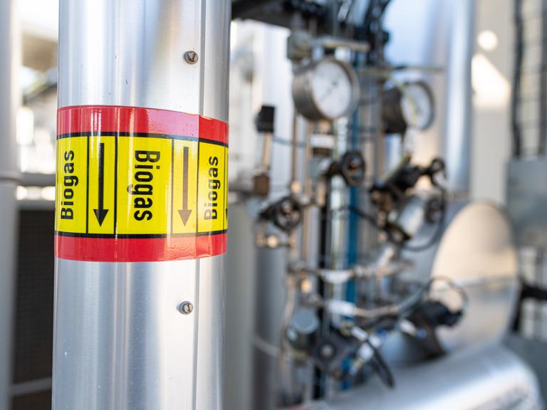 "Biogas" steht auf einem Aufkleber eines Gasrohres im Inneren einer Bioaufbereitungsanlage.