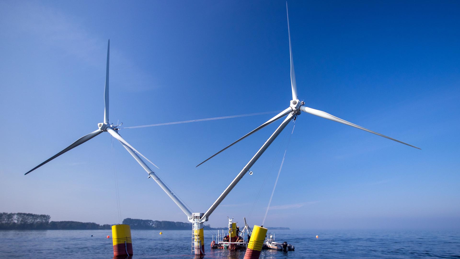 Monteure verankern für Testreihen das Modell einer Anlage mit schwimmende Windräder im Greifswalder Bodden. Die Windkraftanlagen (hier zwei Rotoren) schwimmen auf dem Wasser.