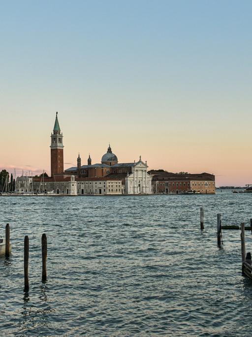 Blick über das Meer auf die Lagunenstadt im Sonnenuntergang.
