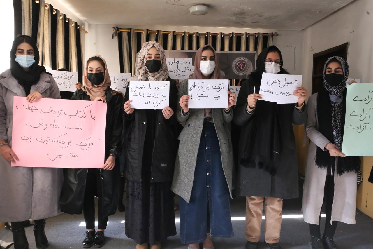 Junge Studierende in Kabul demonstrieren gegen Studienverbot für Frauen