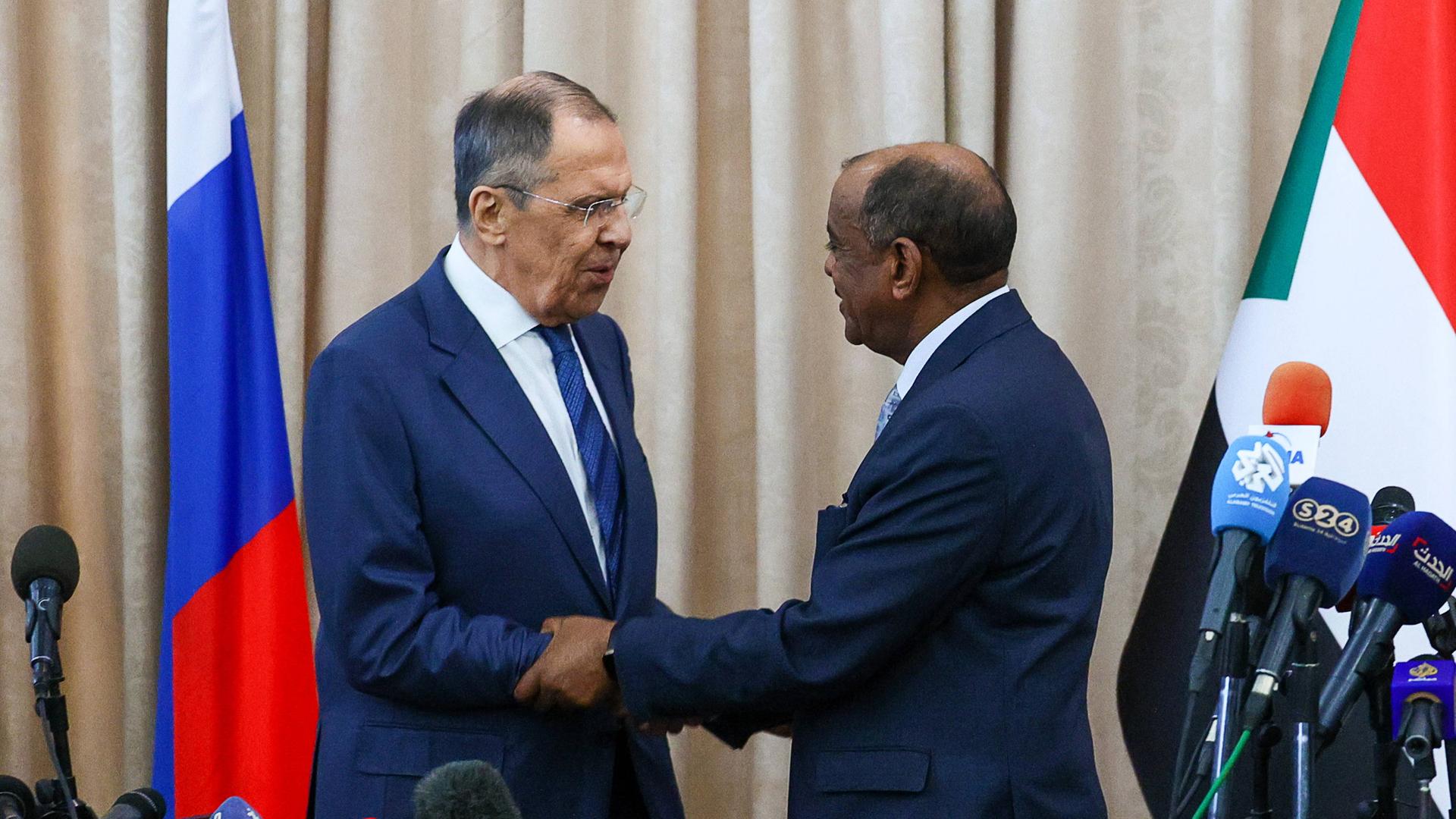 Die Außenminister Russlands und des Sudan, Lawrow und Al-Sadiq, bei einem Treffen im Februar.