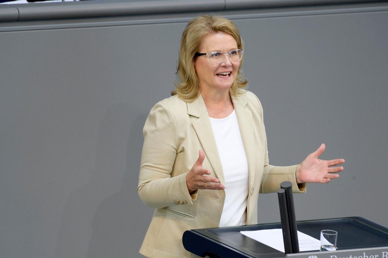 SPD-Sportpolitikerin Sabine Poschmann spricht im Deutschen Bundestag