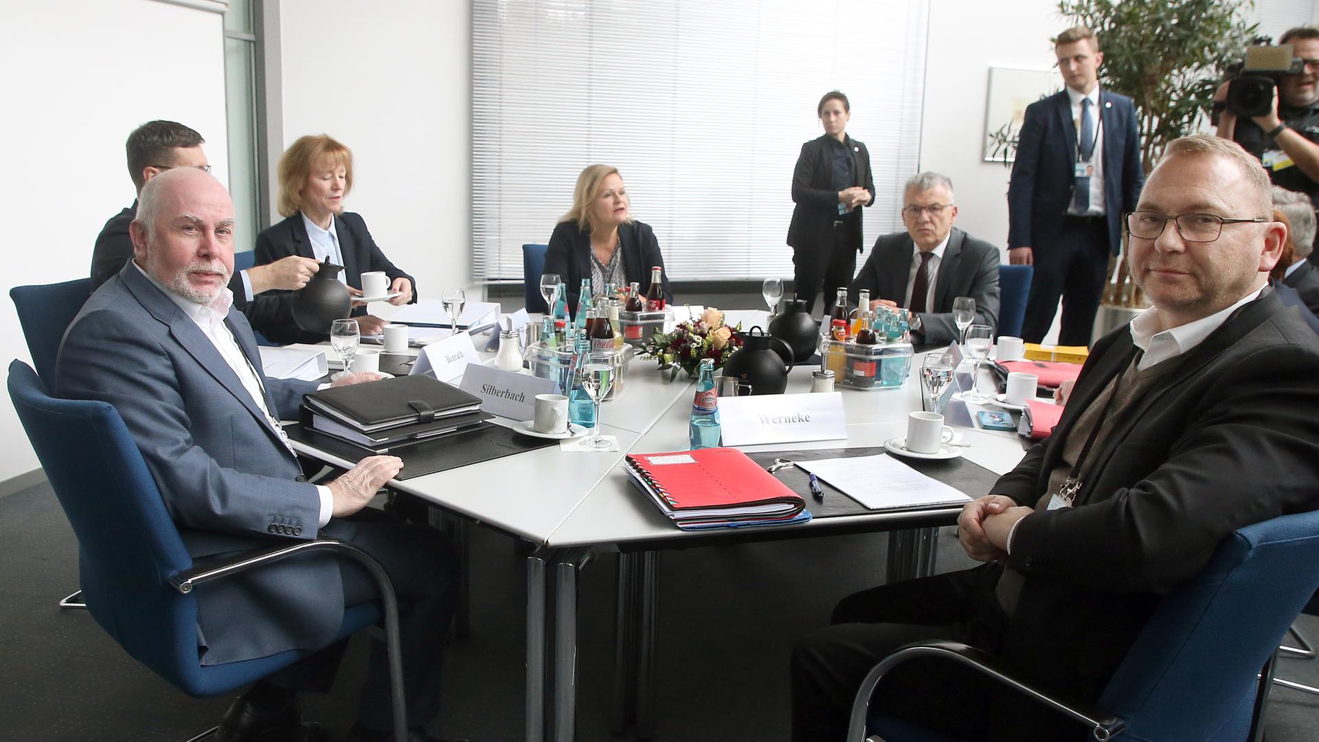 Brandenburg, Potsdam: Nancy Faeser (SPD, M), Bundesinnenministerin, nimmt im Kongresshotel zum Auftakt der Tarifverhandlungen für den öffentlichen Dienst von Bund und Kommunen teil. Brandenburg, Potsdam: Nancy Faeser (SPD, M), Bundesinnenministerin, nimmt im Kongresshotel zum Auftakt der Tarifverhandlungen für den öffentlichen Dienst von Bund und Kommunen teil.