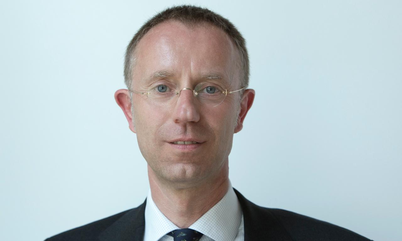 Porträt des katholischen Moraltheologen Franz-Josef Bormann, mit Brille im schwarzen Sakko mit dunkler Krawatte Porträt des katholischen Moraltheologen Franz-Josef Bormann, mit Brille im schwarzen Sakko mit dunkler Krawatte