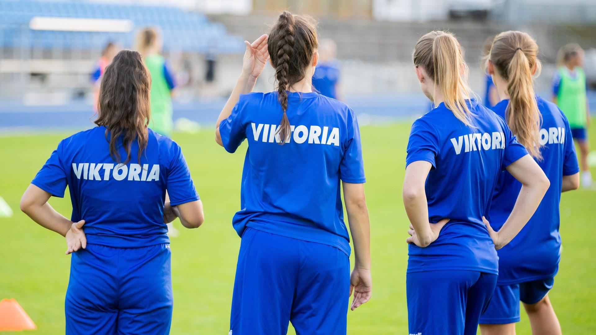 Spielerinnen der Frauenmannschaft von FC Viktoria 1889 Berlin beim Training im Stadion Lichterfelde Spielerinnen der Frauenmannschaft von FC Viktoria 1889 Berlin beim Training im Stadion Lichterfelde