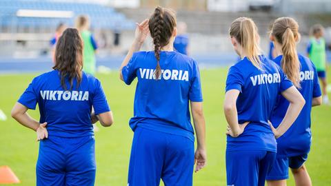 Spielerinnen der Frauenmannschaft von FC Viktoria 1889 Berlin beim Training im Stadion Lichterfelde