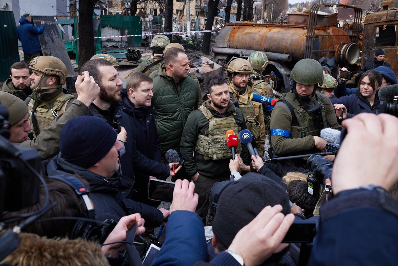 Der ukrainische Präsident Wolodymyr Selenskyj besucht den Ort Butscha, einen Vorort von Kiew, wo während des russischen Angriffskriegs Hunderte Zivilisten getötet wurden