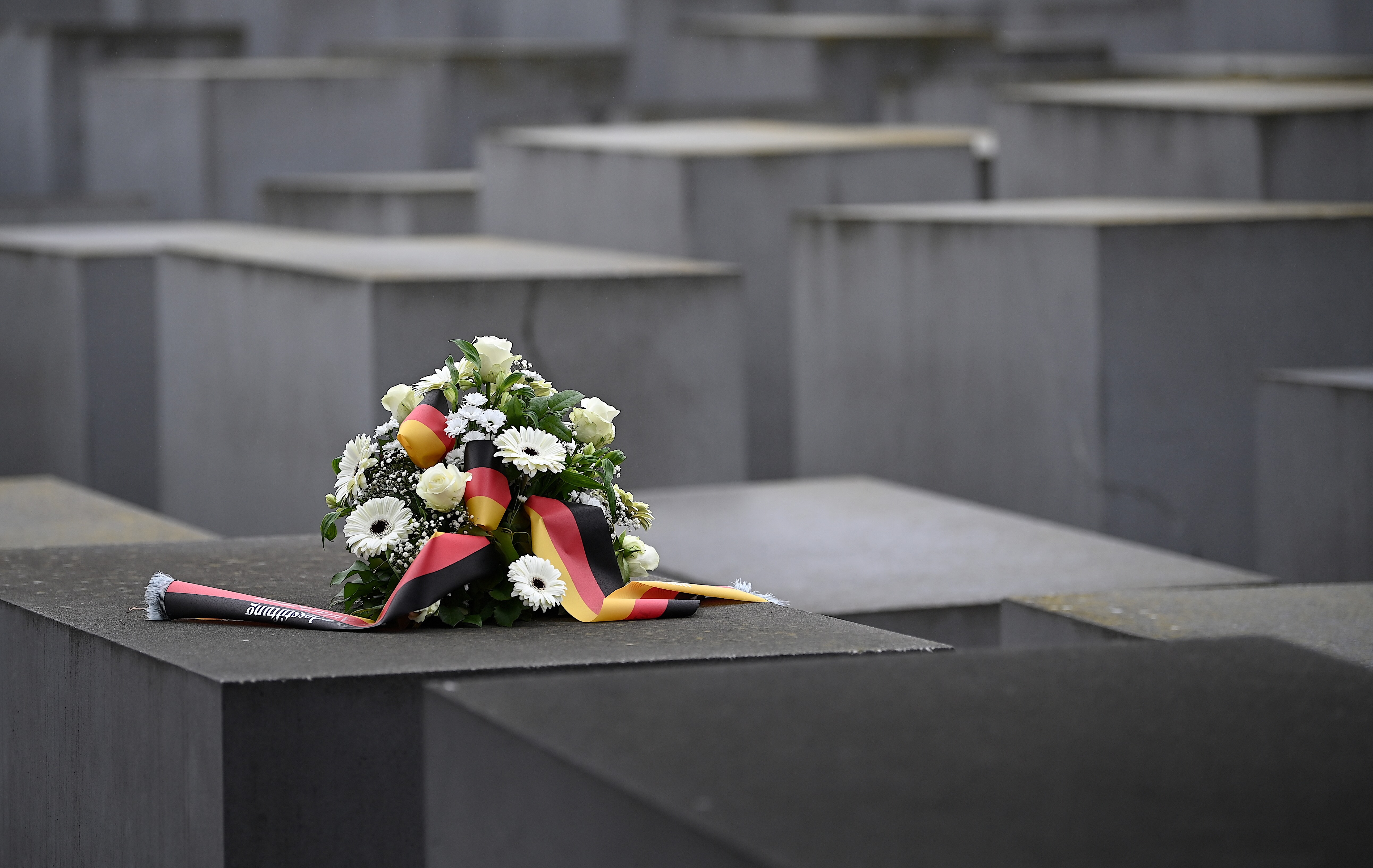 Ein Gedenkkranz liegt anlässlich des Holocaust-Gedenktages, zum Gedenken an die Opfer des Nationalsozialismus, am Mahnmal für die ermordeten Juden Europas, das auch Holocaust-Denkmal genannt wird.