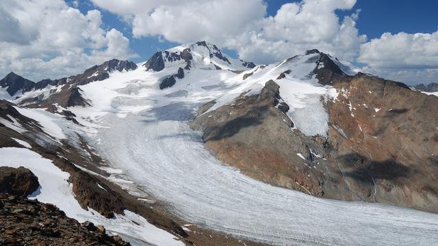 Der Gletscher Hintereisferner in der Alpenlandschaft