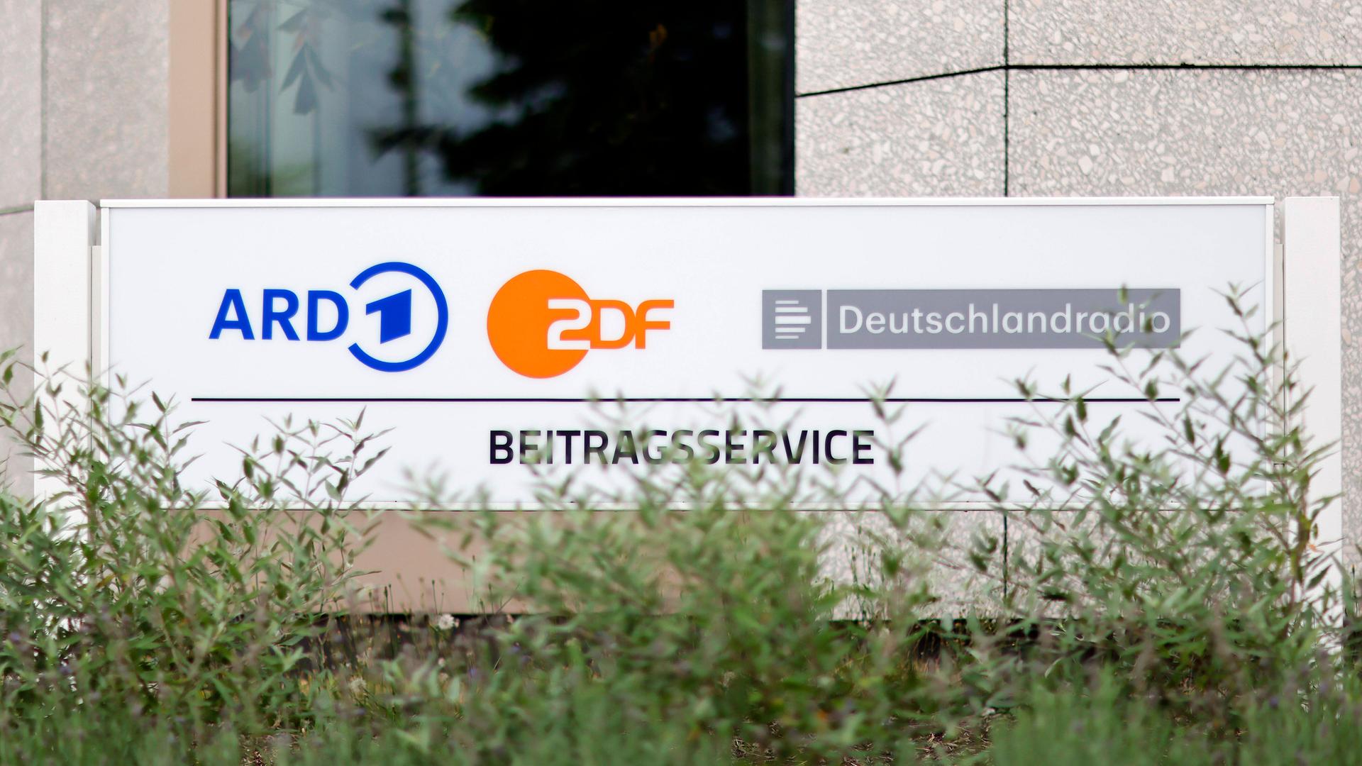 Schild mit der Aufschrift "ARD - ZDF - Deutschlandradio - Beitragsservice" an Eingang des Beitragsservice auf dem WDR-Gelände in Köln Bocklemünd.