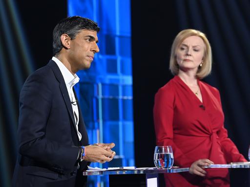Die Politiker Rishi Sunak (l) und Elizabeth Truss bei einer TV-Debatte um Nachfolge des britischen Premierministers Johnson