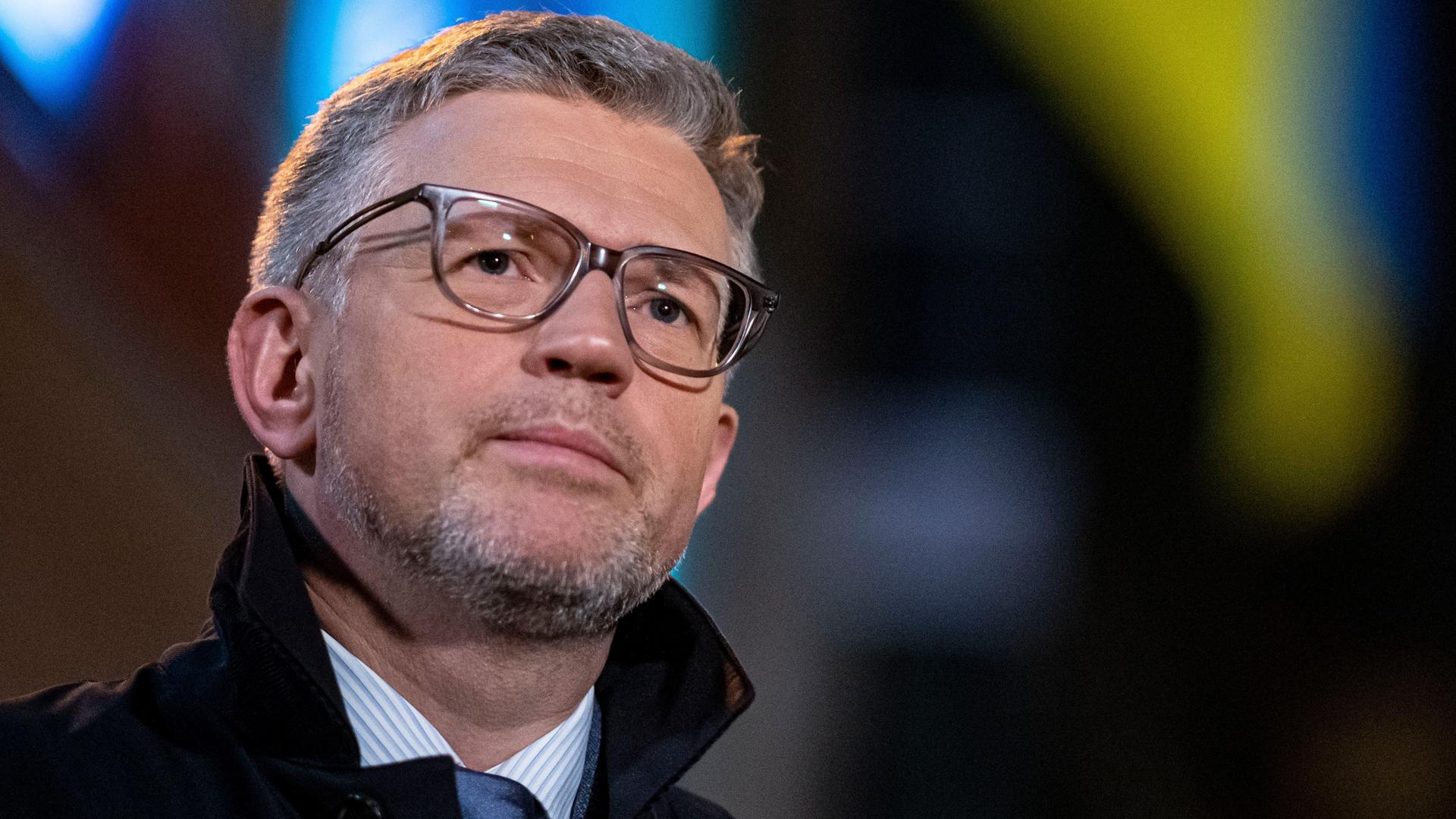 Andrij Melnyk, Botschafter der Ukraine, steht neben einem LKW mit Hilfsgütern für die Ukraine. Melnyk appelliert an Bundeskanzler Olaf Scholz, nach der Videobotschaft des ukrainischen Präsidenten Wolodymyr Selenskyj im Bundestag an diesem Donnerstag eine Regierungserklärung zum Ukraine-Krieg abzugeben. Andrij Melnyk, Botschafter der Ukraine, steht neben einem LKW mit Hilfsgütern für die Ukraine. Melnyk appelliert an Bundeskanzler Olaf Scholz, nach der Videobotschaft des ukrainischen Präsidenten Wolodymyr Selenskyj im Bundestag an diesem Donnerstag eine Regierungserklärung zum Ukraine-Krieg abzugeben.