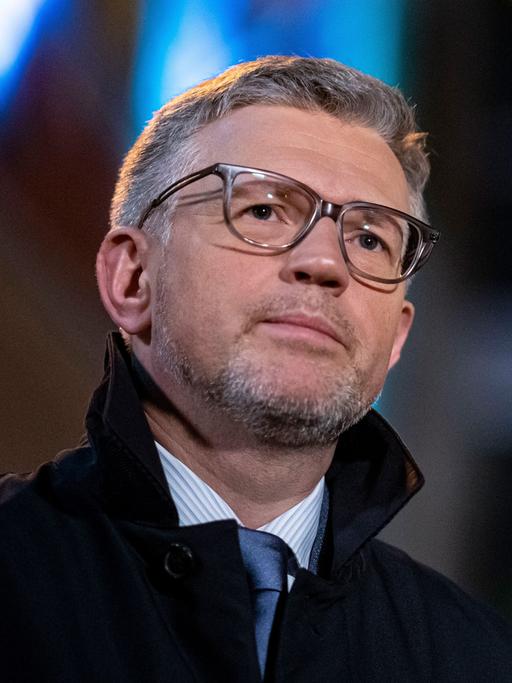 Andrij Melnyk, Botschafter der Ukraine, steht neben einem LKW mit Hilfsgütern für die Ukraine. Melnyk appelliert an Bundeskanzler Olaf Scholz, nach der Videobotschaft des ukrainischen Präsidenten Wolodymyr Selenskyj im Bundestag an diesem Donnerstag eine Regierungserklärung zum Ukraine-Krieg abzugeben.