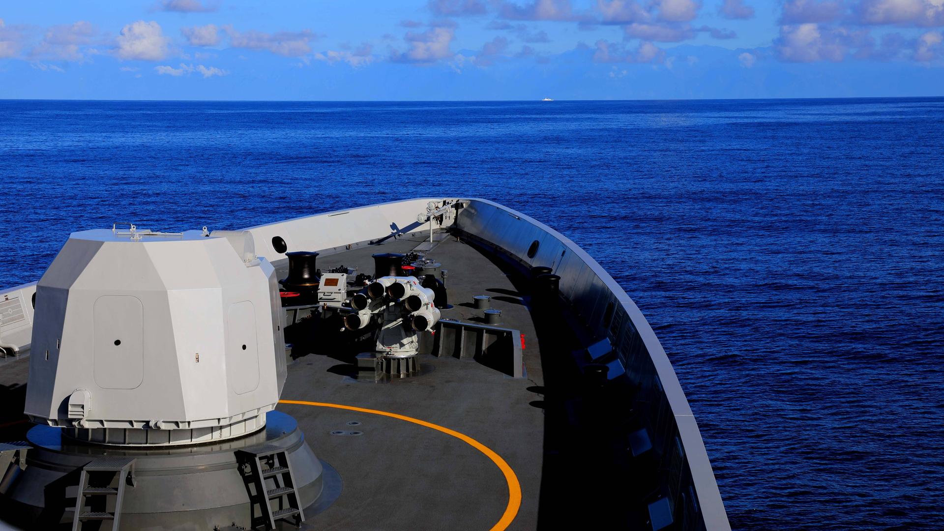 Ein chinesisches Kriegsschiff während einer Militärübung im Meer nahe Taiwan Ein chinesisches Kriegsschiff während einer Militärübung im Meer nahe Taiwan
