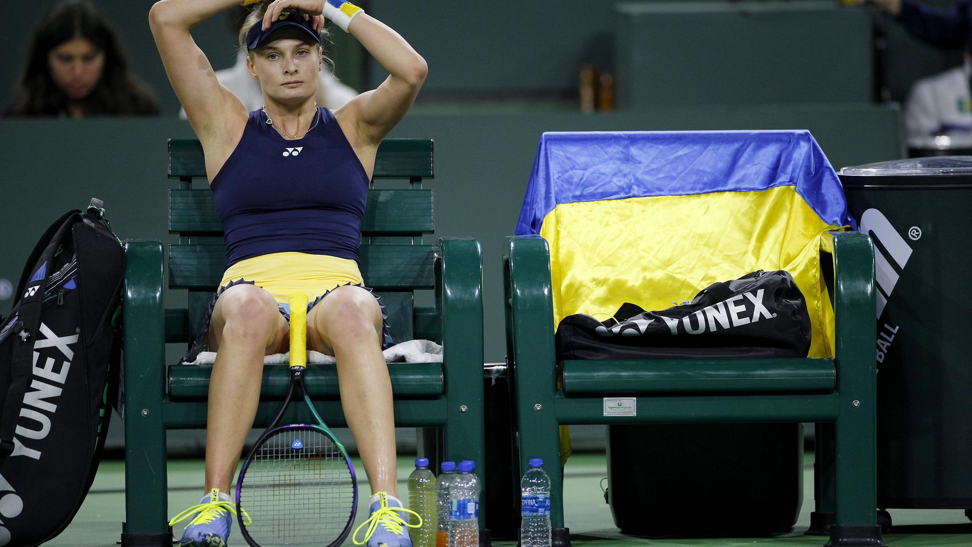 Ukrainische Tennisspielerin Dayana Yastremska sitzt auf der Bank. Ukrainische Tennisspielerin Dayana Yastremska sitzt auf der Bank.