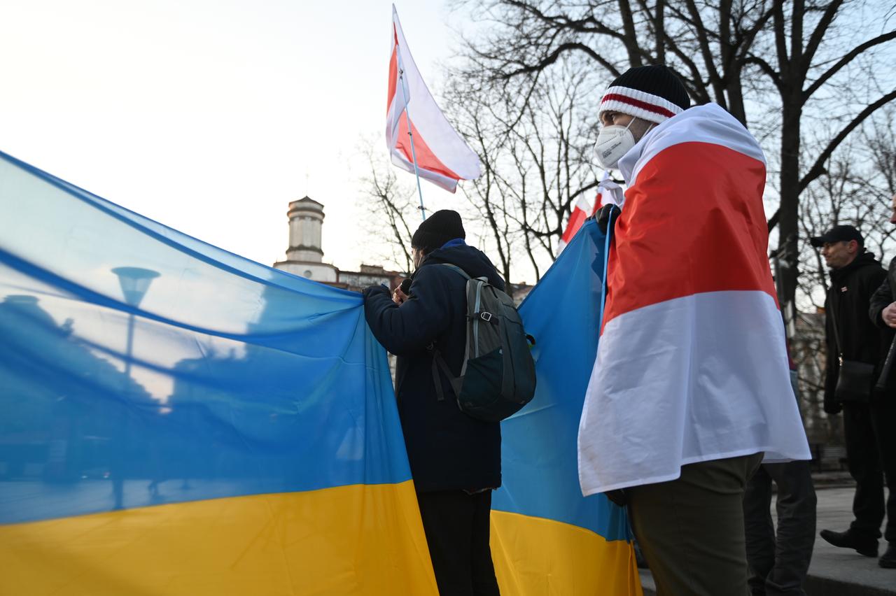 Menschen halten ukrainische Fahnen bei einer Demonstration in Vilnius. Menschen halten ukrainische Fahnen bei einer Demonstration in Vilnius.