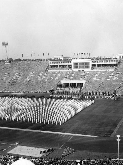 Schwarzweißtogografie: Mit einer effektvollen turnerisch-sportlichen Demonstration wird am 04.08.1956 das Leipziger Zentralstadion vor 100.000 Zuschauern zum II. Turn- und Sportfest der DDR eingeweiht.