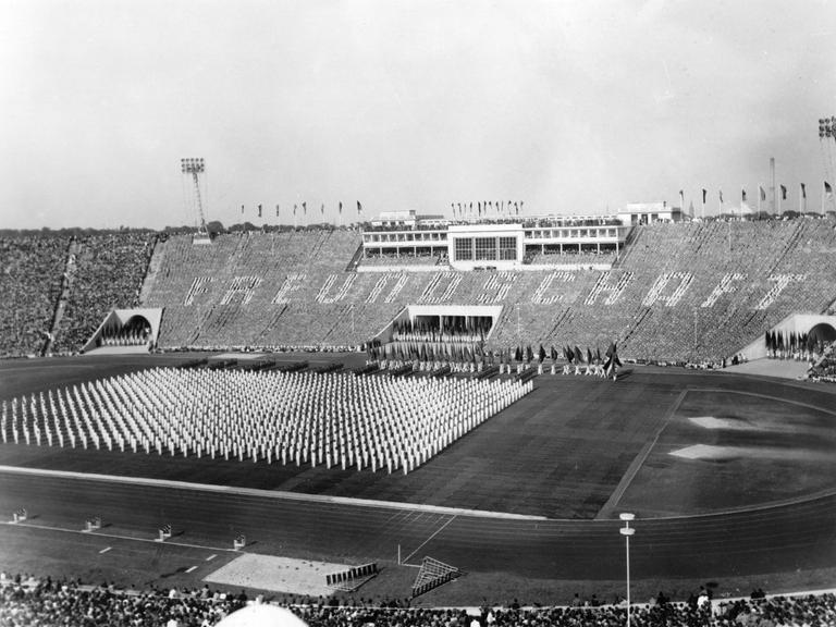 Schwarzweißtogografie: Mit einer effektvollen turnerisch-sportlichen Demonstration wird am 04.08.1956 das Leipziger Zentralstadion vor 100.000 Zuschauern zum II. Turn- und Sportfest der DDR eingeweiht.