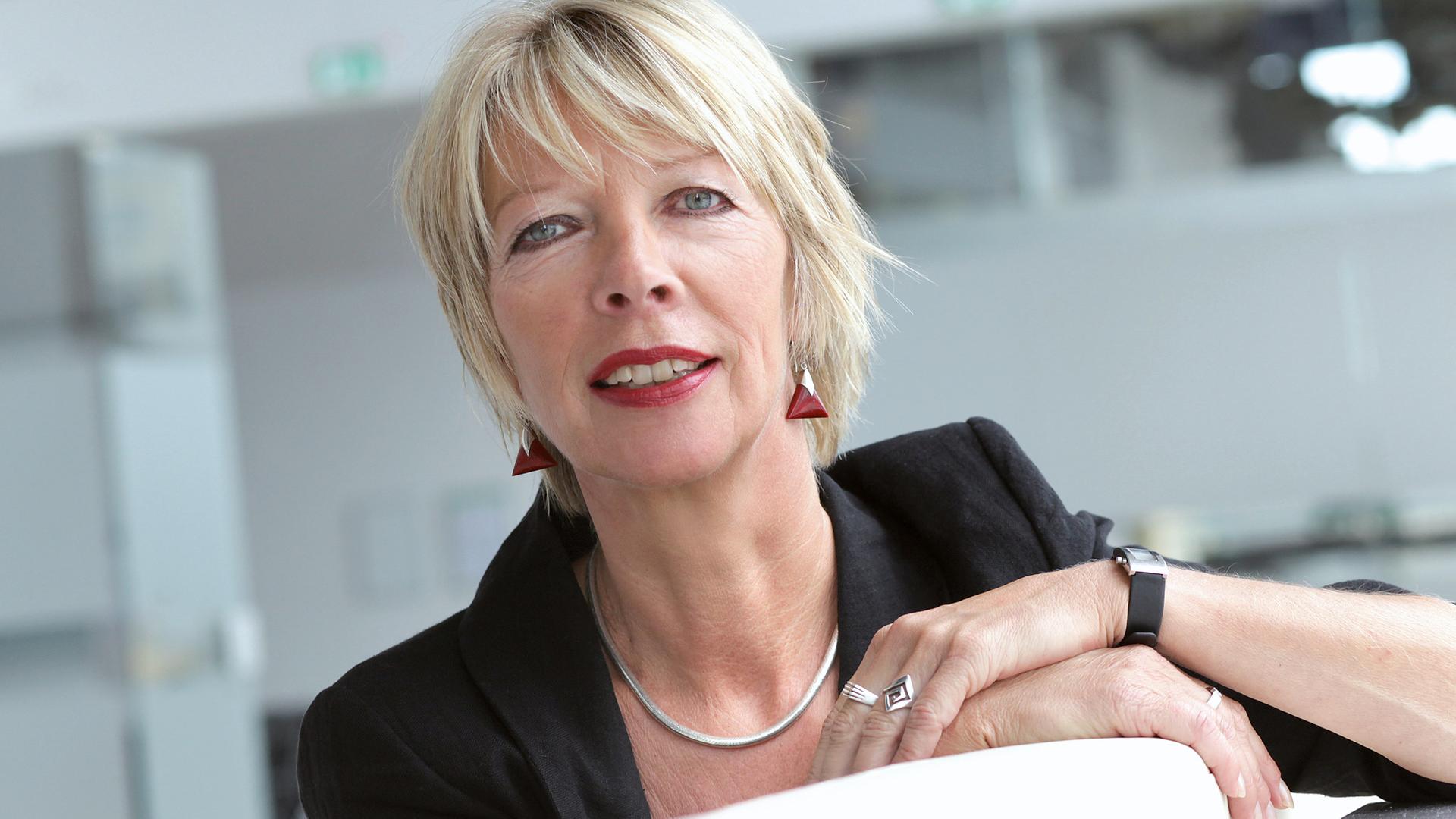 Ulrike Ackermann schaut in die Kamera. Sie hat einen dunklen Blazer an, sie hat hat blonde Haare, die sie als Kurzhaarfrisur trägt. Ulrike Ackermann schaut in die Kamera. Sie hat einen dunklen Blazer an, sie hat hat blonde Haare, die sie als Kurzhaarfrisur trägt.