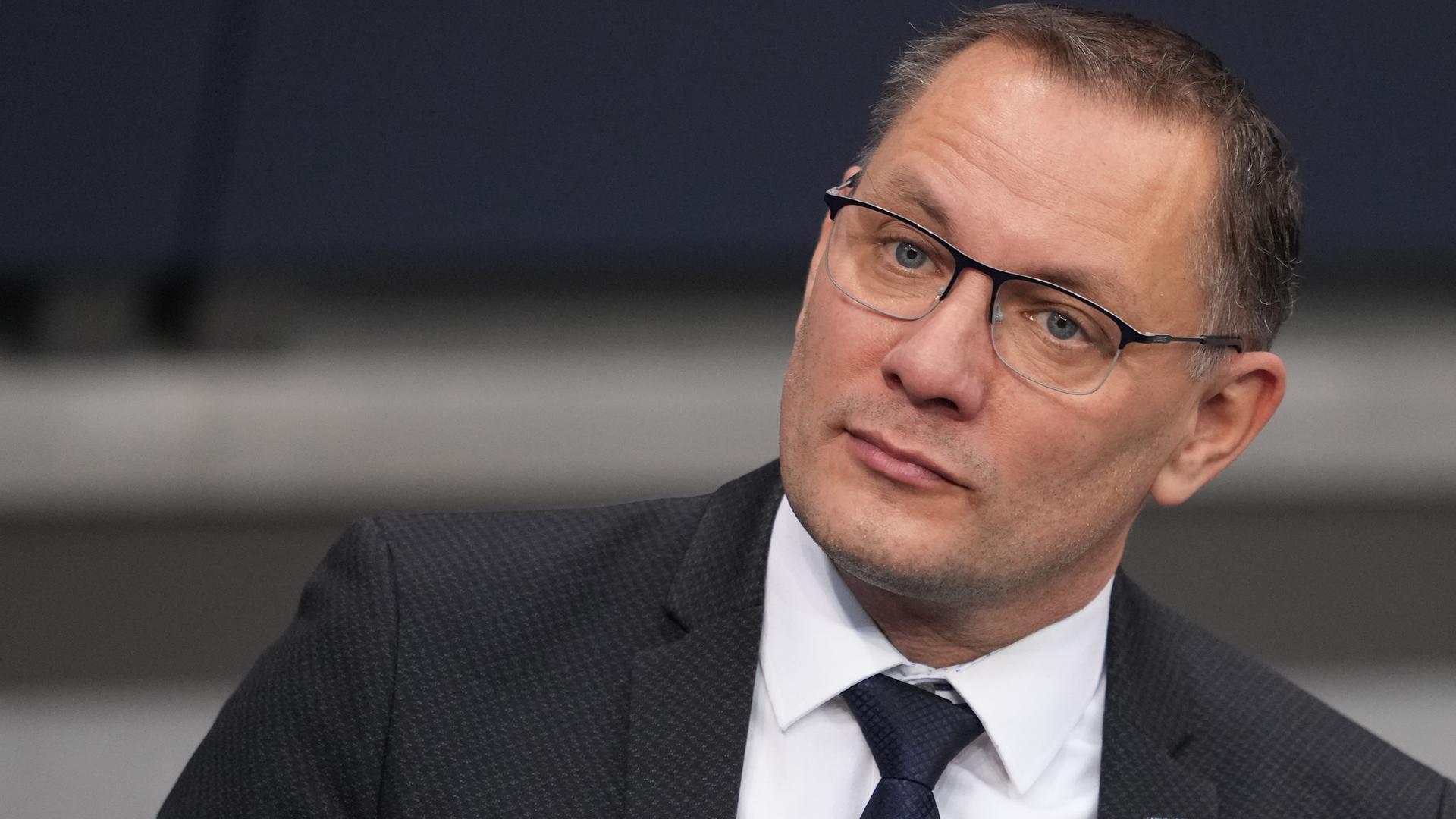Tino Chrupalla, AfD-Bundesvorsitzender und Fraktionsvorsitzender der AfD, nimmt an der Sitzung des Bundestags teil. Tino Chrupalla, AfD-Bundesvorsitzender und Fraktionsvorsitzender der AfD, nimmt an der Sitzung des Bundestags teil.
