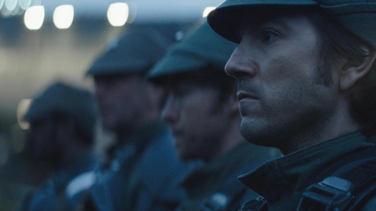 Im Still aus "Andor" ist Diego Luna in einer Großaufnahme im Profil zu sehen. Er scheint gemeinsam mit Soldaten in Reih und Glied zu stehen. Im Still aus "Andor" ist Diego Luna in einer Großaufnahme im Profil zu sehen. Er scheint gemeinsam mit Soldaten in Reih und Glied zu stehen.