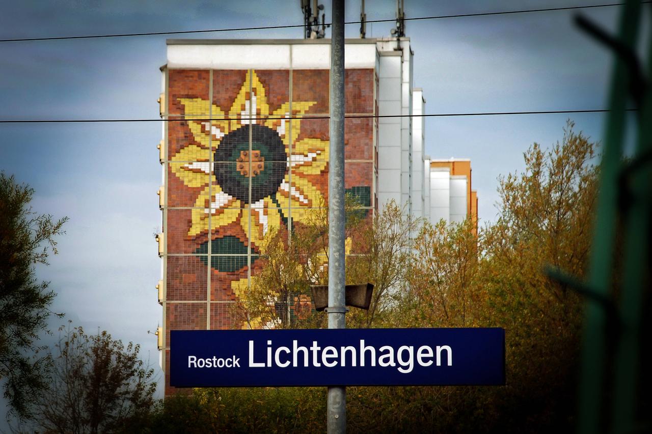 Sonnenblumenhaus - Foto vom 19.10.2009 - Rostock-Lichtenhagen: Bild mit VIGNETTE Die Ausschreitungen in Rostock-Lichtenhagen vom 22. - 26.08.1992 gegen die Zentrale Aufnahmestelle für Asylbewerber und ein Wohnheim für ehemalige vietnamesische Vertragsarbeiter im Sonnenblumenhaus waren die massivsten rassistisch motivierten Angriffe in Deutschland nach Ende des 2. Weltkrieges. Quelle: Wikipedia Rostock Mecklenburg-Vorpommern Deutschland *** Sonnenblumenhaus photo of 19 10 2009 Rostock Lichtenhagen picture with VIGNETTE The riots in Rostock Lichtenhagen of 22 26 08 1992 against the Central Reception Centre for Asylum Seekers and a hostel for former Vietnamese contract workers in the Sonnenblumenhaus were the most massive racially Sonnenblumenhaus - Foto vom 19.10.2009 - Rostock-Lichtenhagen: Bild mit VIGNETTE Die Ausschreitungen in Rostock-Lichtenhagen vom 22. - 26.08.1992 gegen die Zentrale Aufnahmestelle für Asylbewerber und ein Wohnheim für ehemalige vietnamesische Vertragsarbeiter im Sonnenblumenhaus waren die massivsten rassistisch motivierten Angriffe in Deutschland nach Ende des 2. Weltkrieges. Quelle: Wikipedia Rostock Mecklenburg-Vorpommern Deutschland *** Sonnenblumenhaus photo of 19 10 2009 Rostock Lichtenhagen picture with VIGNETTE The riots in Rostock Lichtenhagen of 22 26 08 1992 against the Central Reception Centre for Asylum Seekers and a hostel for former Vietnamese contract workers in the Sonnenblumenhaus were the most massive racially