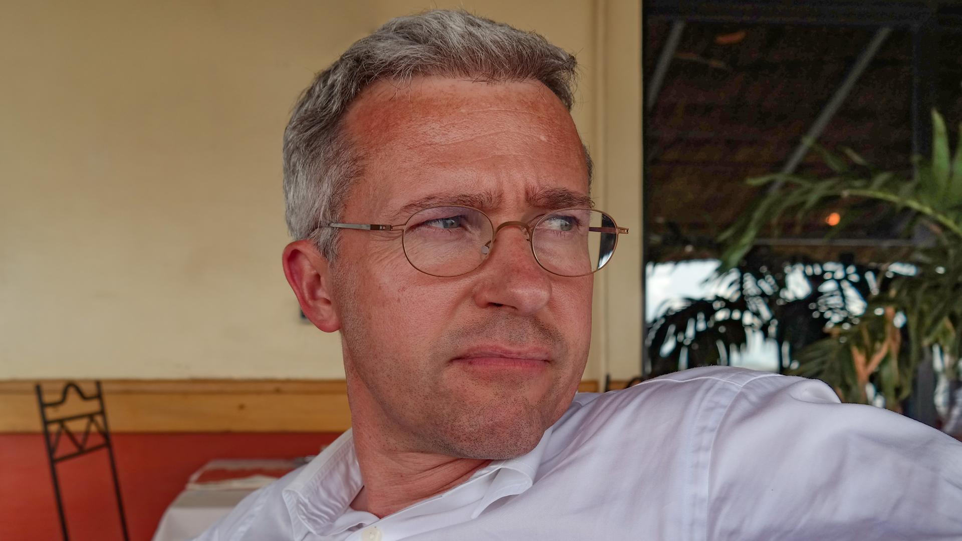 Der Architekt Philipp Meuser im Porträt: Er hat eine Brille und graue Haar und blickt zur Seite. Der Architekt Philipp Meuser im Porträt: Er hat eine Brille und graue Haar und blickt zur Seite.