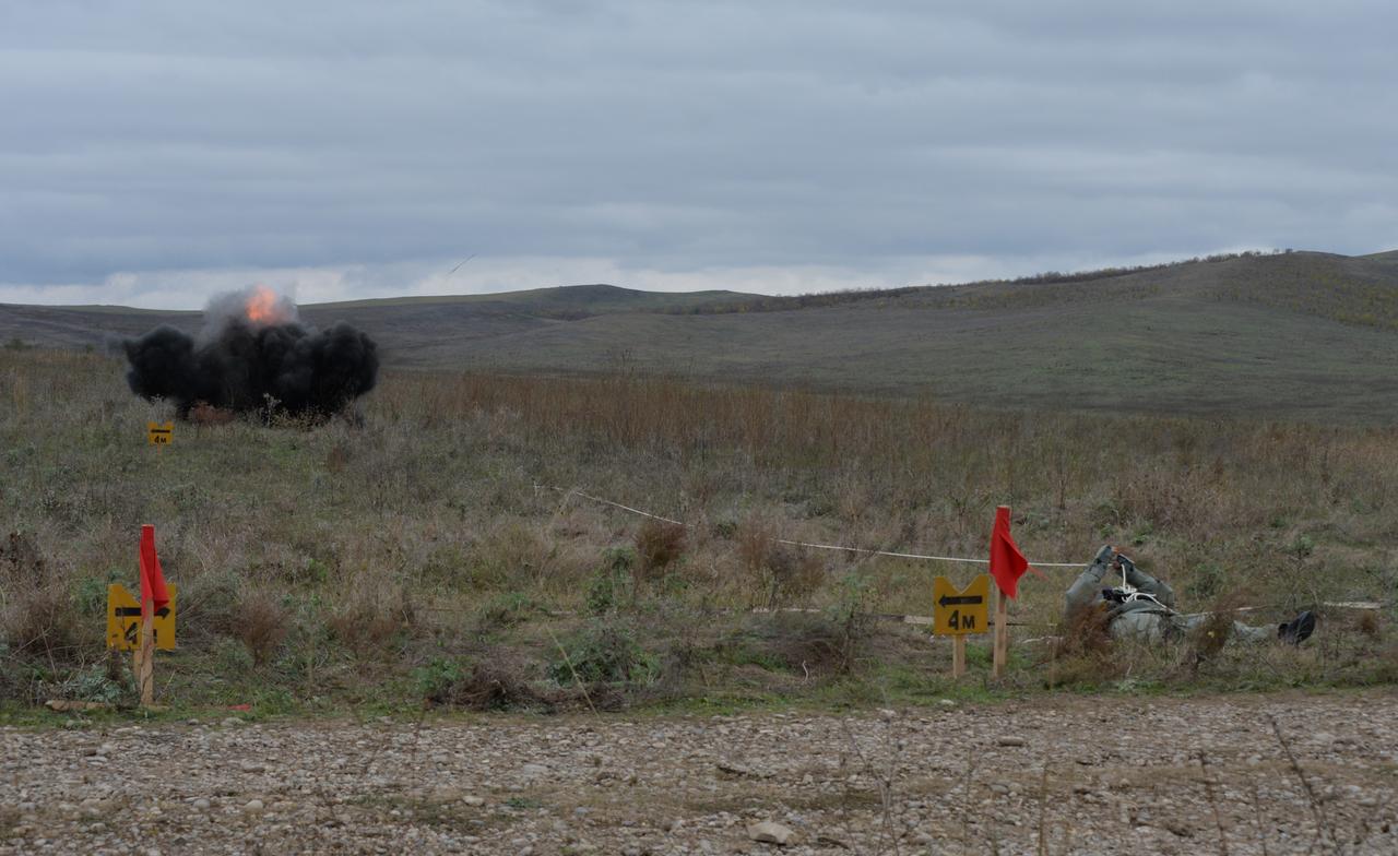 Auf einem Feld wird eine Landmine kontrolliert gesprengt.